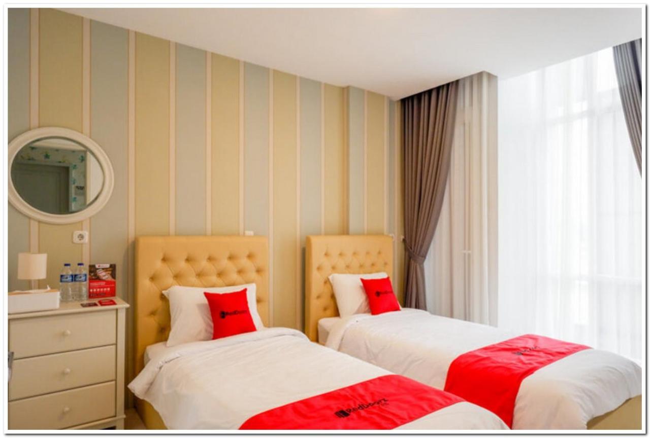Reddoorz Plus @ Madukoro Raya Semarang Esterno foto