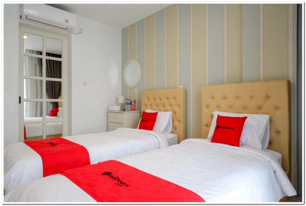 Reddoorz Plus @ Madukoro Raya Semarang Esterno foto