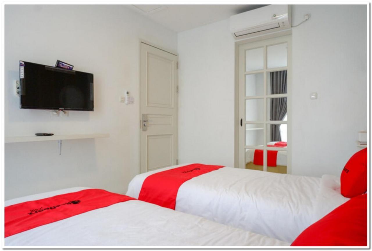 Reddoorz Plus @ Madukoro Raya Semarang Esterno foto