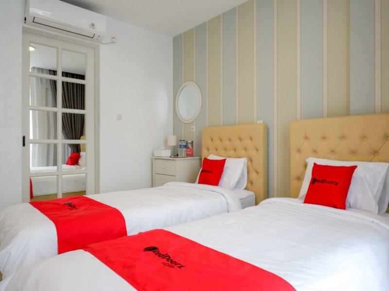 Reddoorz Plus @ Madukoro Raya Semarang Esterno foto